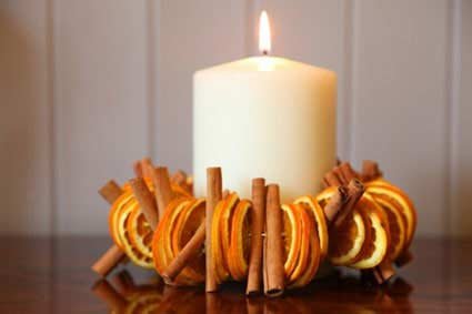 Enchanting-centrepiece-thanksgiving-decorating-ideas-with-large-white-candle-decorated-with-orange-and-cinnamon-design