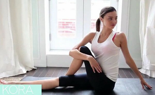 Miranda_Kerr_yoga_pose