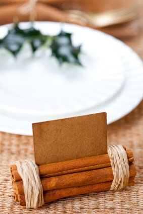 aromatic-place-card-with-holly-twig-in-white-plate